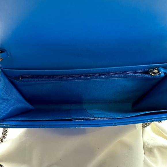 CHANEL BLUE PATENT LEATHER BOY WOC - Picture 9 of 10